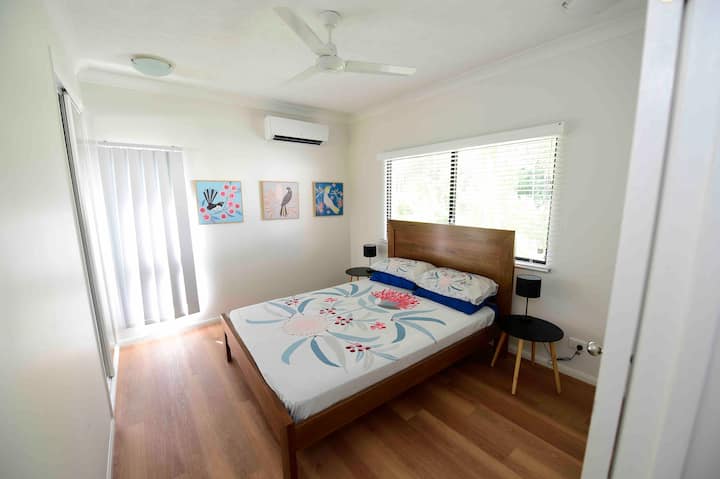 1号卧室可俯瞰皇后花园（ Queens Gardens ）的美景，足够宽敞，可容纳1张1.8米宽双人床和1张或2张单人折叠床。每间卧室均配有内置衣柜，配有悬挂空间和架子，方便存放。