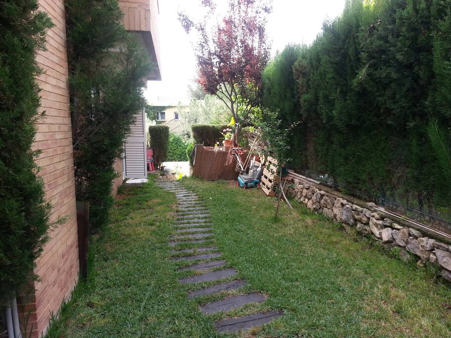 Lateral del jardin con entrada a la cocina
