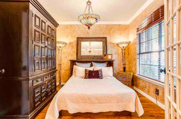 Chumba cha kulala cha 3 chini kikiwa na kitanda aina ya queen kwa ajili ya mgeni wa ziada 