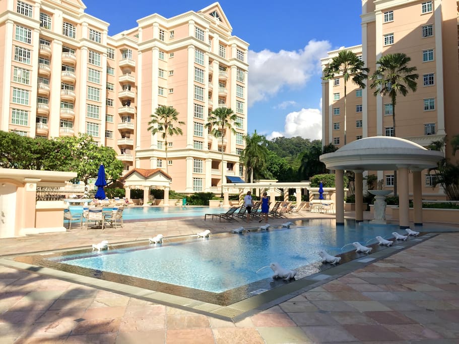 Wading swimming pool