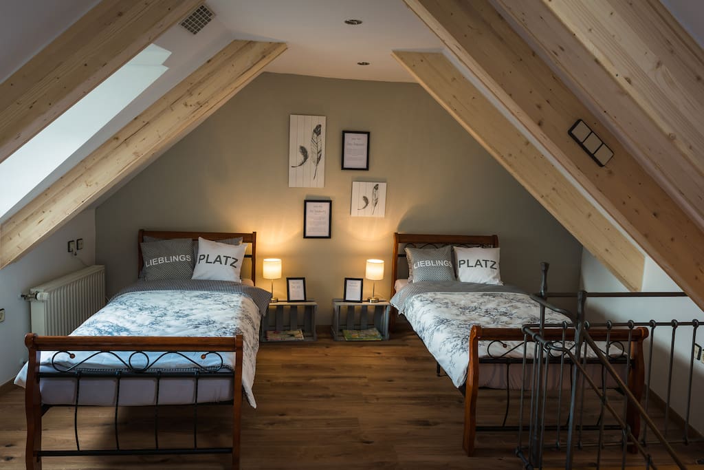 Schlafzimmer Dachgeschoss - rechte Seite