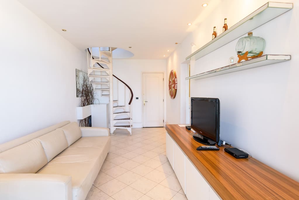 Sala moderna 1o piso