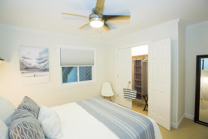 Slaapkamer 's nachts, opgeruimd, ingebouwde planken in de kast