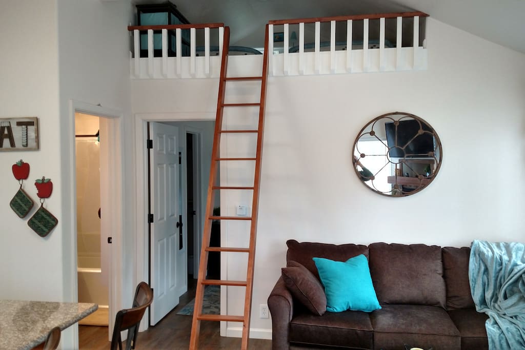 Retracting ladder to loft