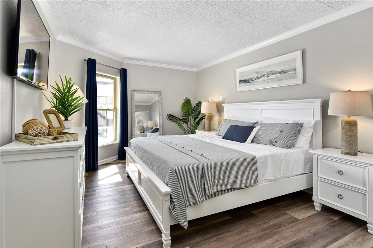 Pokojná hlavná spálňa pre skvelý nočný spánok na posteli veľkosti King, vlastná kúpeľňa, inteligentná televízia a káblová televízia