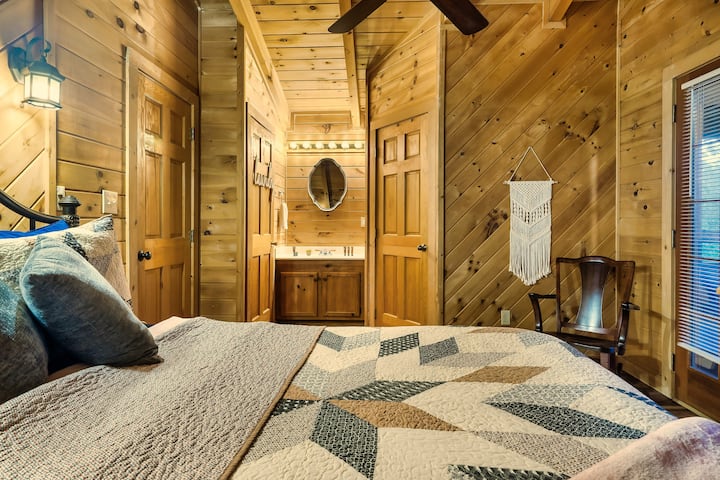 Upper Level | Queen Bed | Attached Bathroom | Laundry Room | Closet | Private Deck Access | Roku TV 