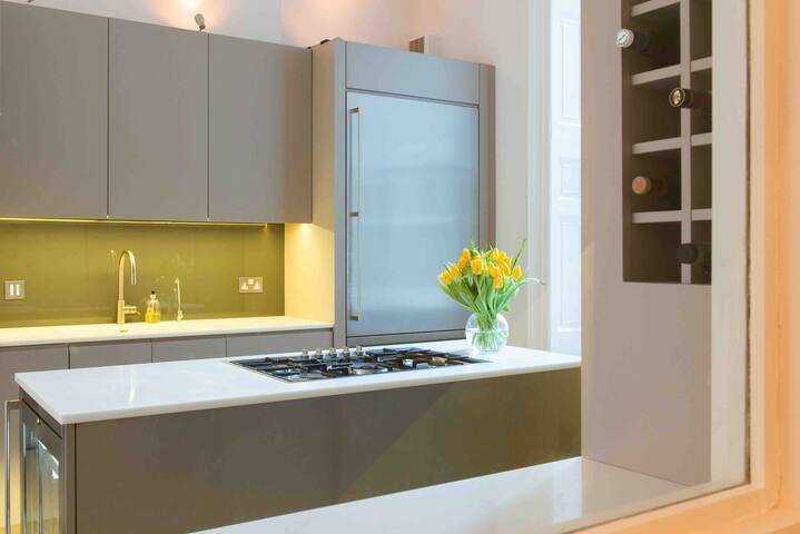 Luxury Living. Ultimate Location gallery image 2