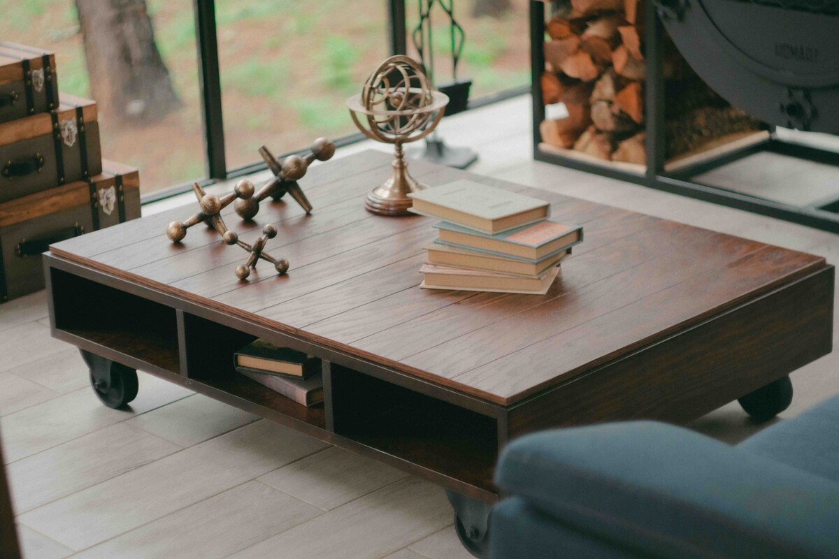 Centrálny obývací/obývací stôl.