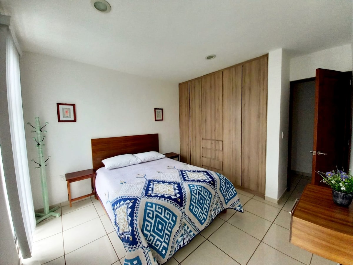 غرفة بسرير بحجم كبير وحمام داخلي كامل.