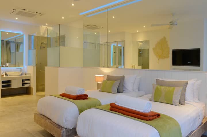 Suita Lemongrass ka aroma, ngjyra dhe dizajne që i bëjnë homazh kësaj luleje të bukur. Është një nga gjashtë lulet e famshme të Tajlandës për të cilat janë emëruar gjashtë suitat tona.