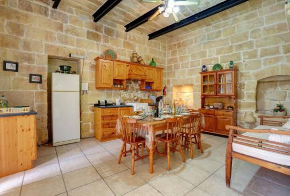 Kitchen & Dining