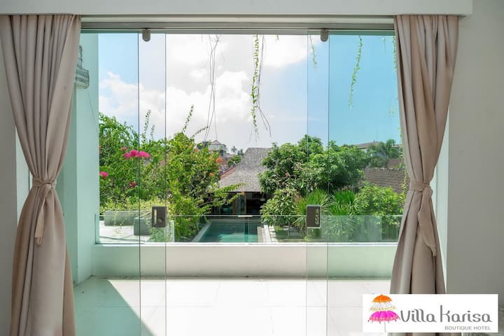 נוף לבריכה מהחדר בקומה השנייה!

מיקום אידיאלי: 10 דקות לחוף הים, קרוב למסעדות, בתי הקפה וחיי הלילה הטובים ביותר בסמיניאק.