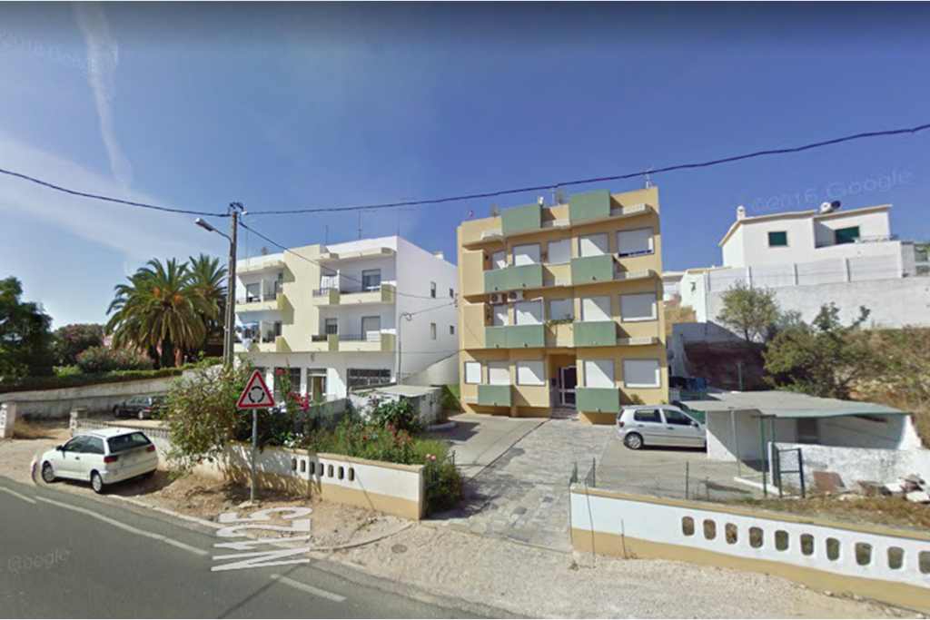 Entrada do prédio. Apartamento 1º esquerdo. Tem um lugar de estacionamento privado.