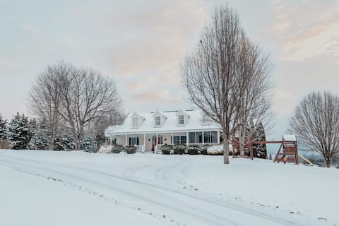 Winter Mountain Luxury: Hot Tub, Fire Pit, Views