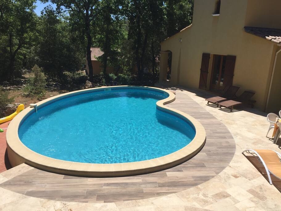 Piscine avec grande terrasse