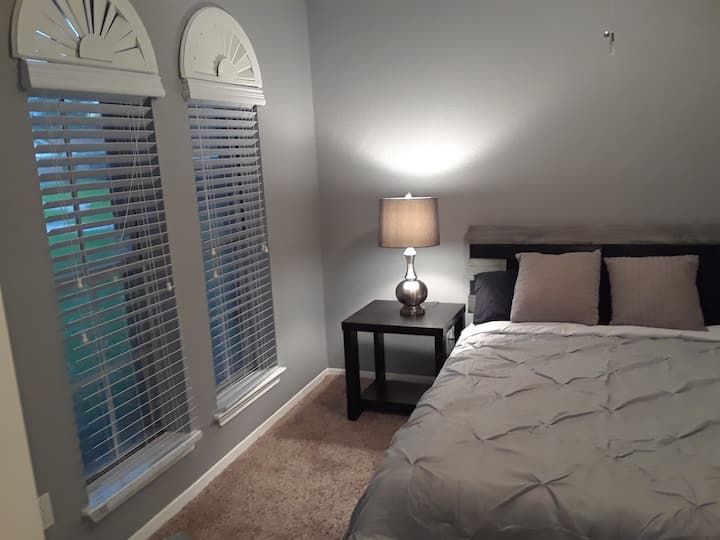 Chumba cha kulala cha Wageni chenye starehe na bafu la kujitegemea