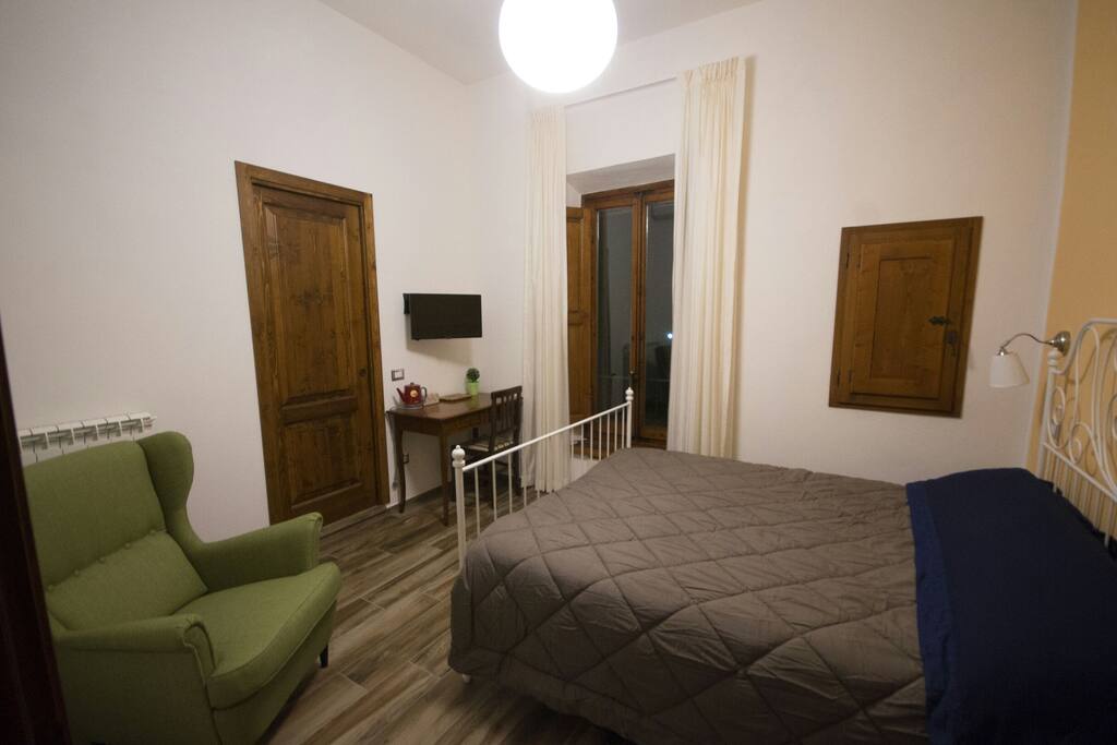 Camera 15 mq, bagno privato, TV e aria condizionata.
