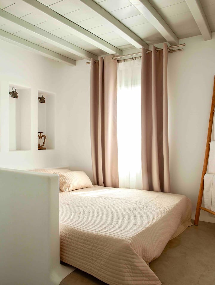 Salónik na 1. poschodí, ktorý môže slúžiť ako 6. spálňa na ubytovanie ďalších dvoch hostí (pre 12 rezervácií hostí). 