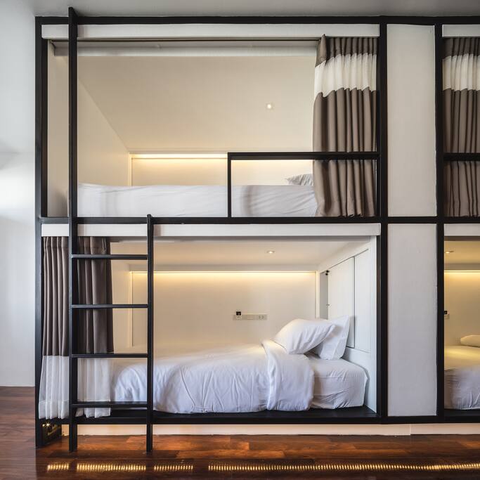 Single bed in Mixed/female dorm room
