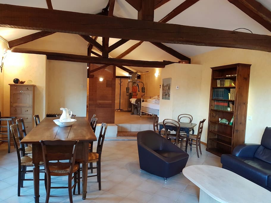 Pièce principale : coin salon, salle à manger