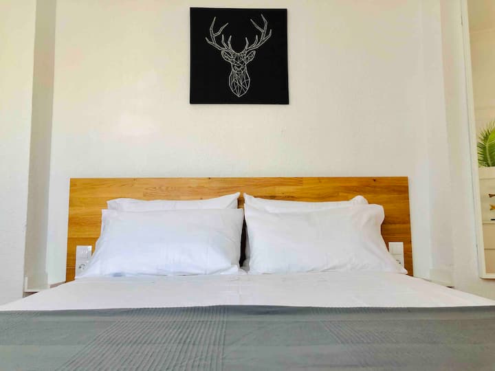 Chumba cha kulala cha 2 kilicho na kiyoyozi na feni ya dari

Chumba cha 2 kilicho na feni ya A/C na dari