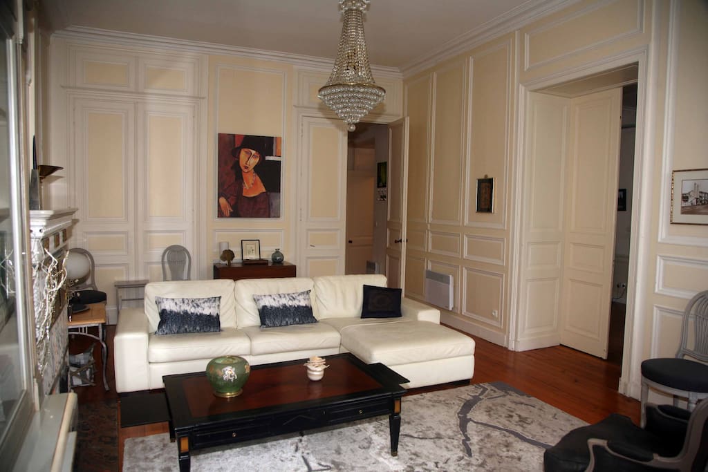 Autre vue du salon avec au fond porte pour accès vestibule vers salle de bain et toilettes et à droite double porte communiquant avec salle à manger-cuisine.