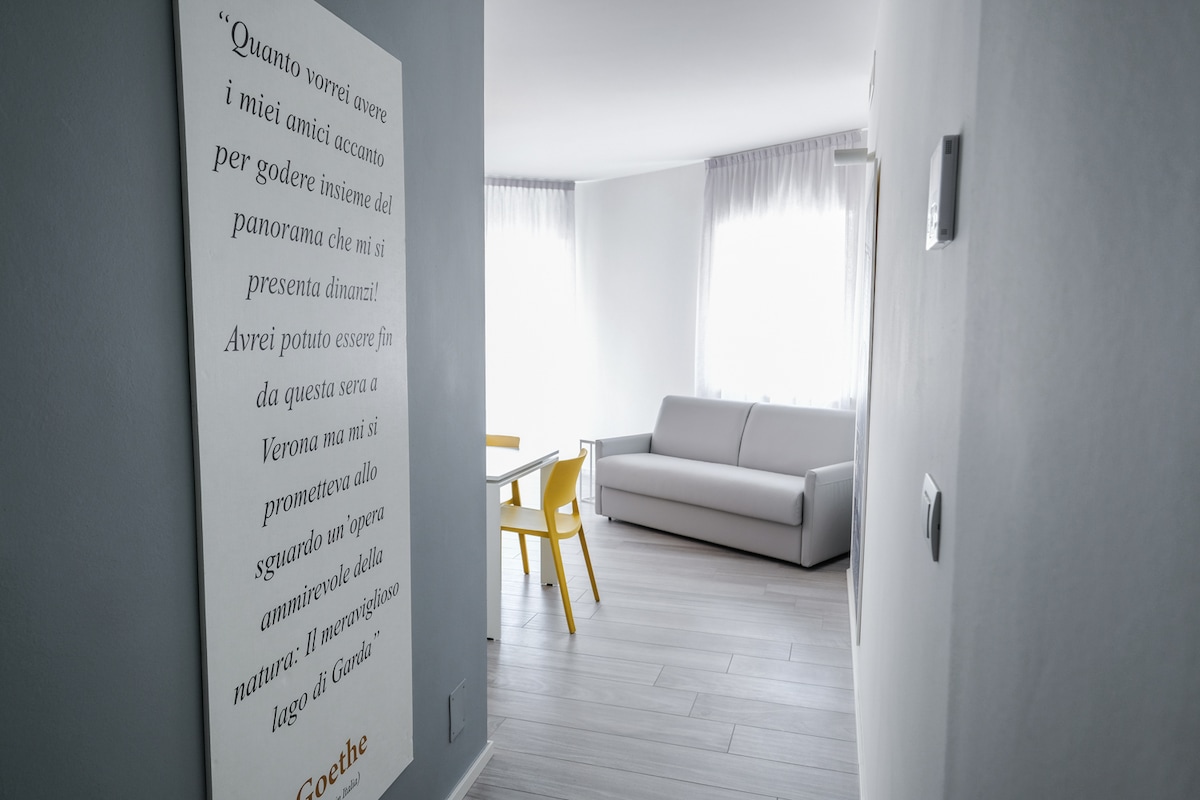 Top Airbnb: Floriani Apartment, a window on the lake en Nago Torbole