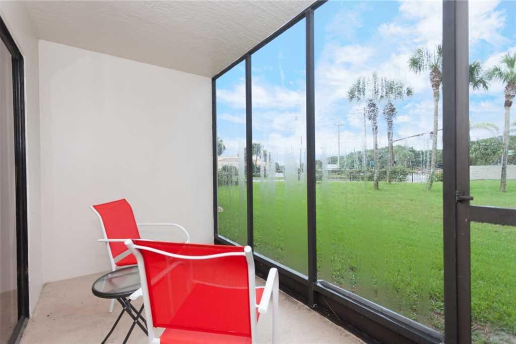 Well-Maintained Vacation Complex - The pools, trees and landscaping surrounding the complex are well maintained and beautiful to