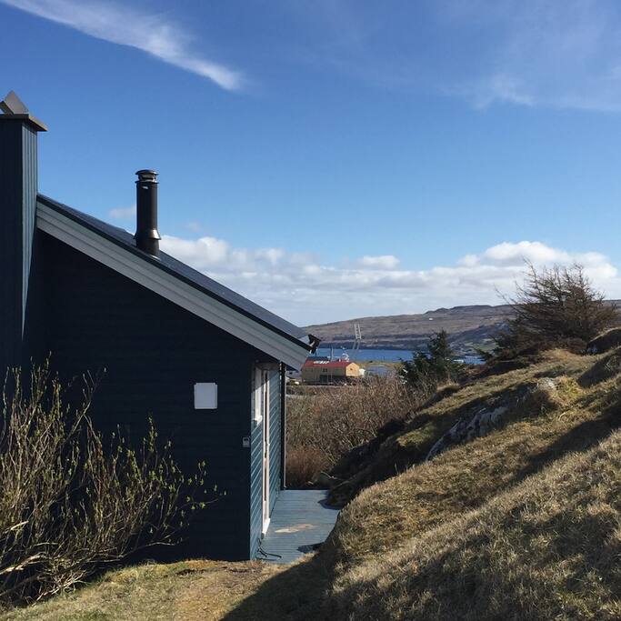 Hytten ligger i et naturskønt område.