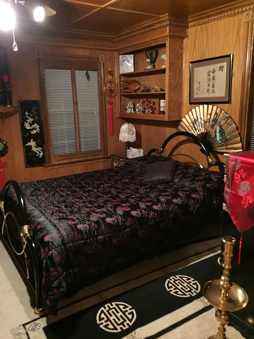 Queen bed on ground floor.
