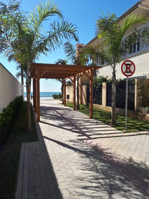 Acesso à praia do Pereque. Há 36 metros da portaria do prédio