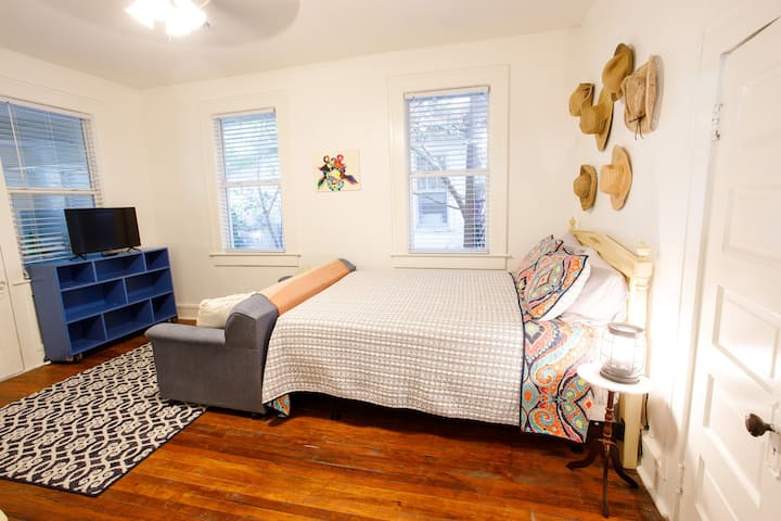 Second bedroom's queen size bed