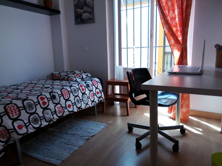 Habitación (sin una cama, con escritorio)
