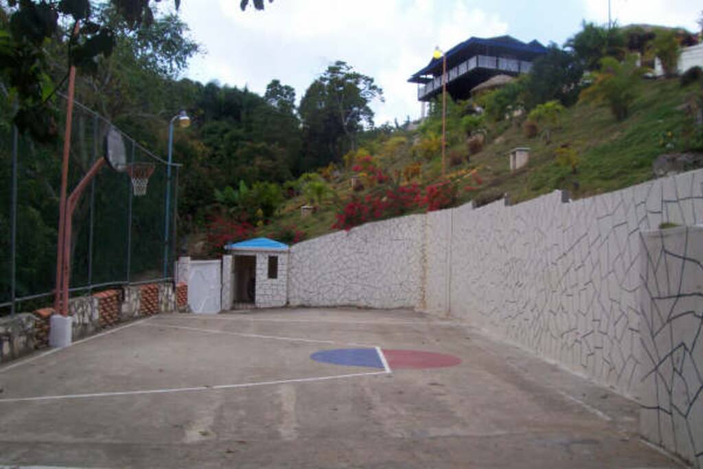 Salida del parqueo y cancha deportiva.