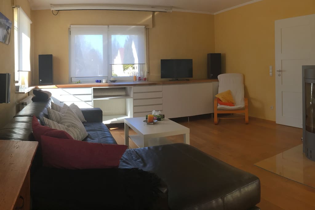 Wohnzimmer im Erdgeschoss mit 6 Essplätzen (1 Kinderstuhl ist ebenfalls vorhanden, Sofa und Schwedenofen.