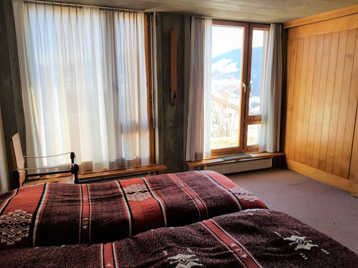 غرفة نوم الآباء مع نوافذ بانورامية ، وإمكانية الوصول المباشر إلى الحديقة 