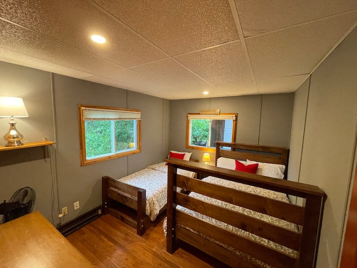 Deuxième chambre avec lit simple et lit double