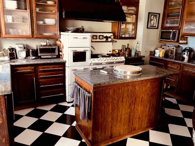 Perfect Lux Mod 1930 Designer Home Views – 30 day+ gallery image 3