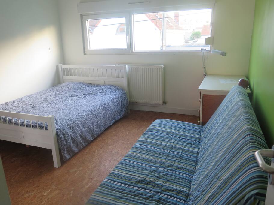 Votre chambre est équipée d'un canapé, un petit bureau et la WIFI
