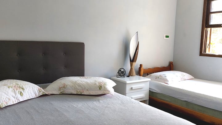 V tejto izbe sa spia 3.  Má dvojlôžkovú a samostatnú posteľ.