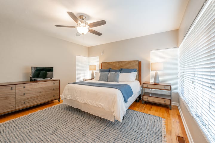 Главна спалня - суперголямо двойно легло - с телевизор и самостоятелна баня