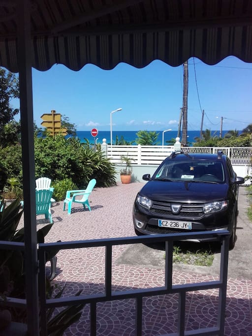le bleu au fond c'est la plage juste derrière le sens interdit porte de barrière électrique sécurisée et garage pour 2 voitures la mer au fond la mer dernière le sens interdit