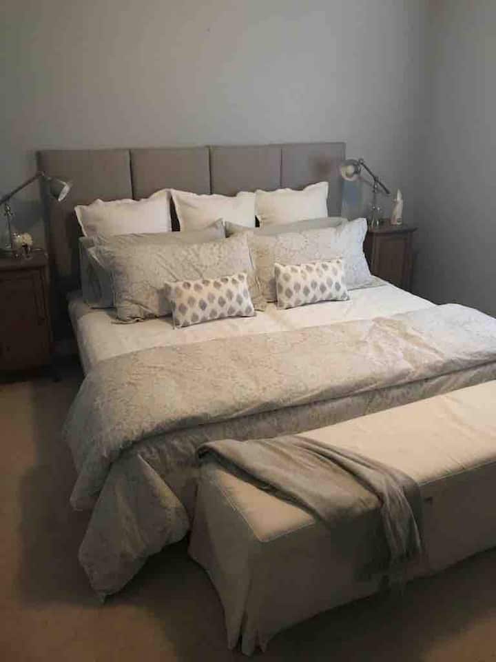 Velika 2. spavaća soba s bračnim krevetom. Također se može jednostavno pretvoriti u dva blizanca.