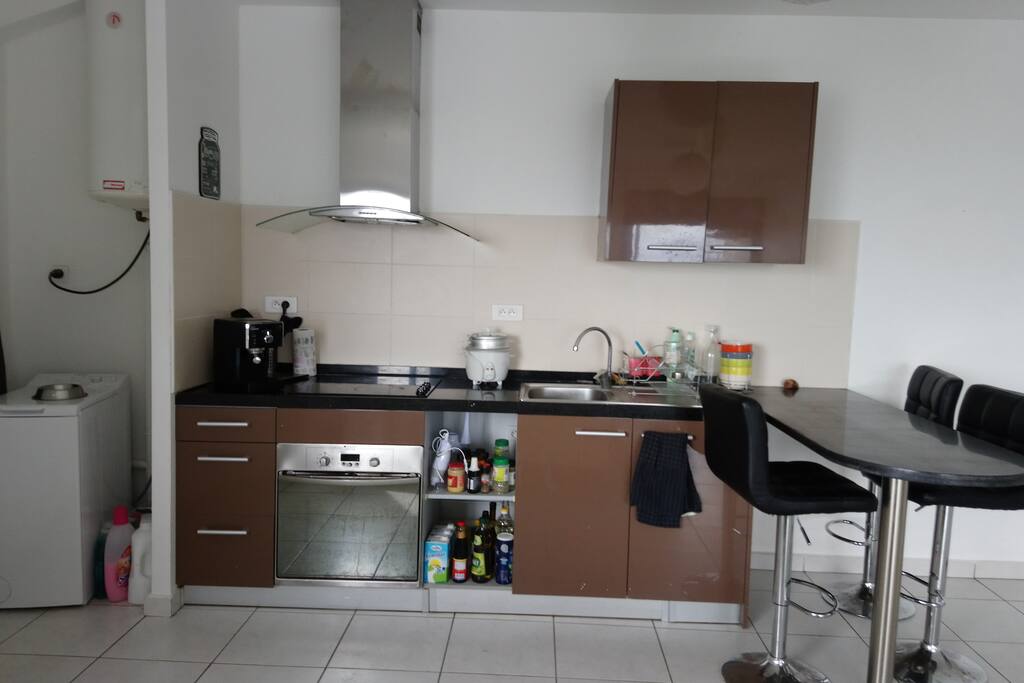 Cuisine avec frigo, four, expresso, cuiseur et machine a laver...