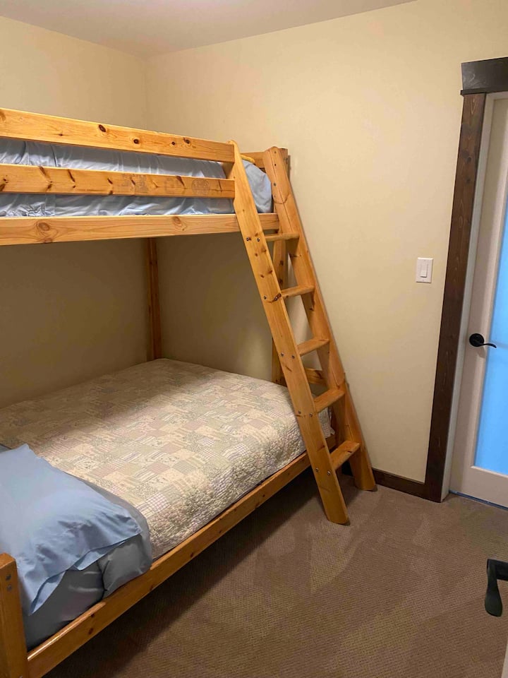 Soba na kat za male ljude.  Na glavnom katu.  