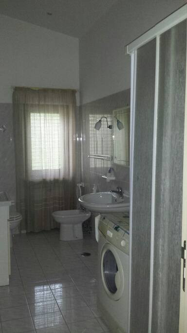 Bagno con doccia e lavatrice