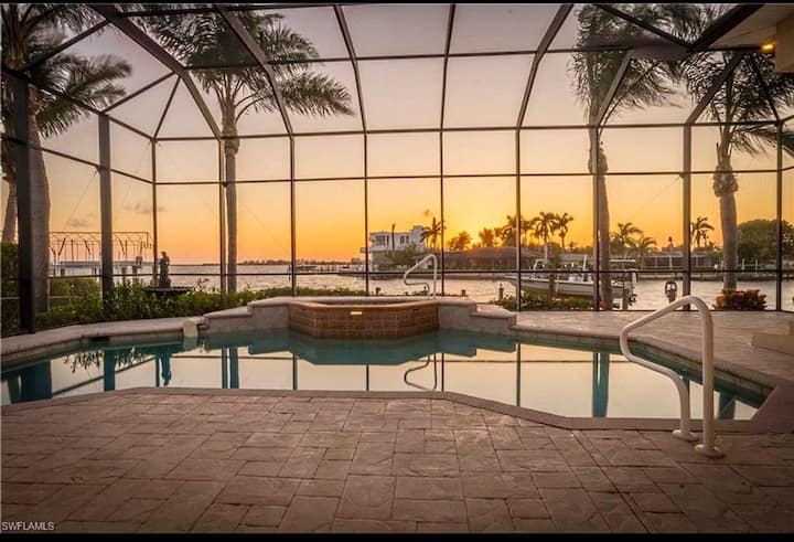 yacht club cape coral pool