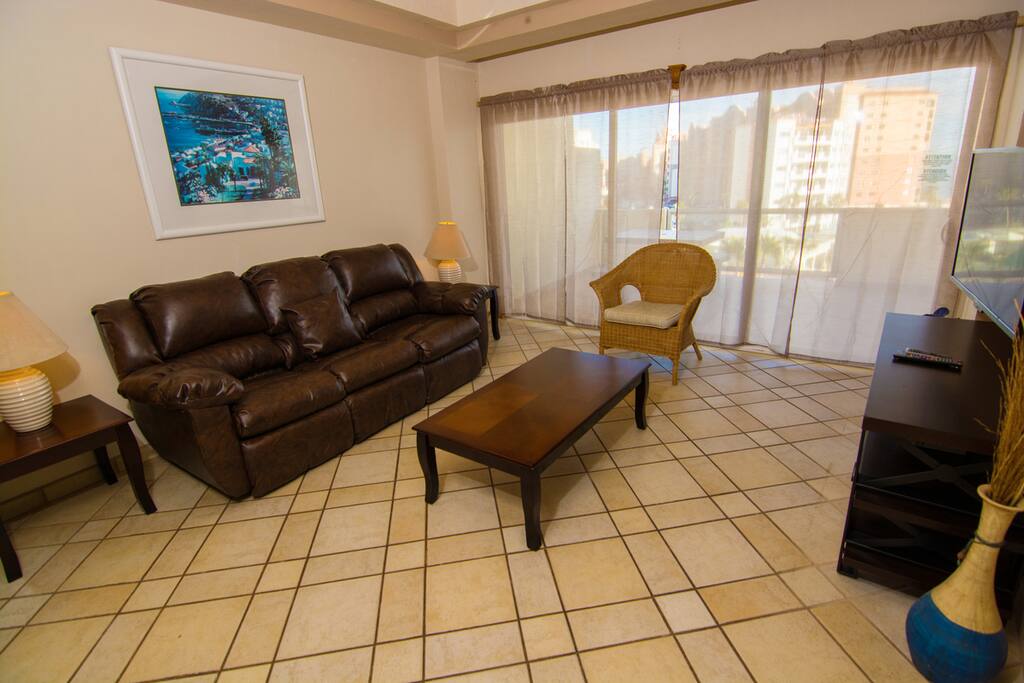 Chair,Furniture,Couch,Indoors,Room