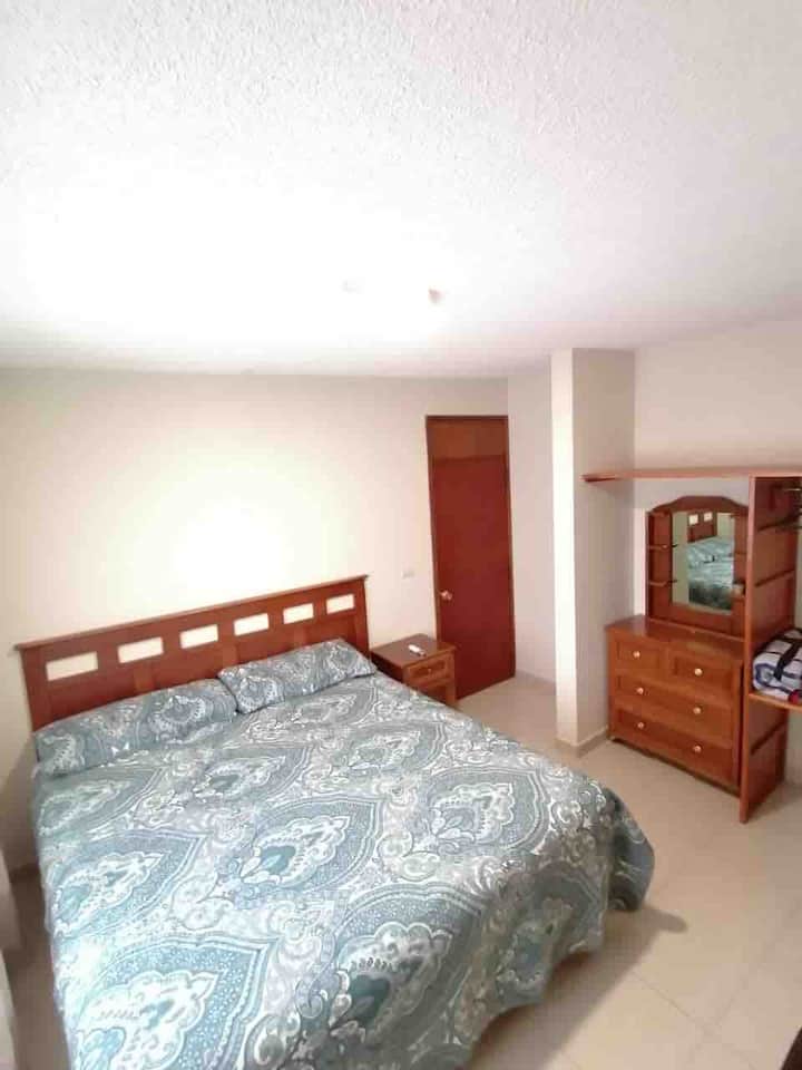 加大双人床。主卧配有独立卫生间