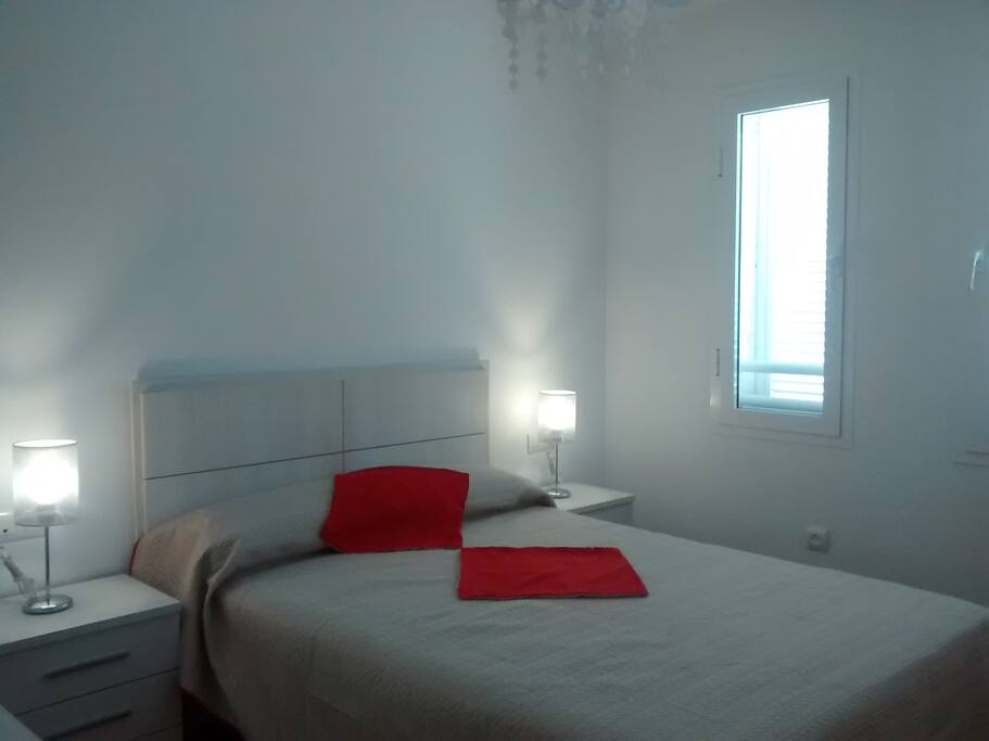 Dormitorio doble con cama doble